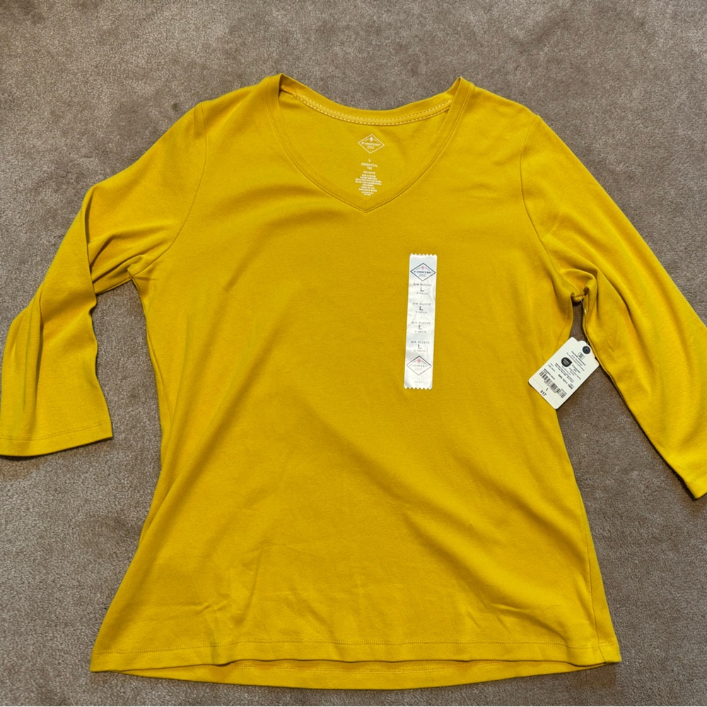 NWT. ST. JOHNS BAY THREE-QUARTER INCH SLEEVE VNECK